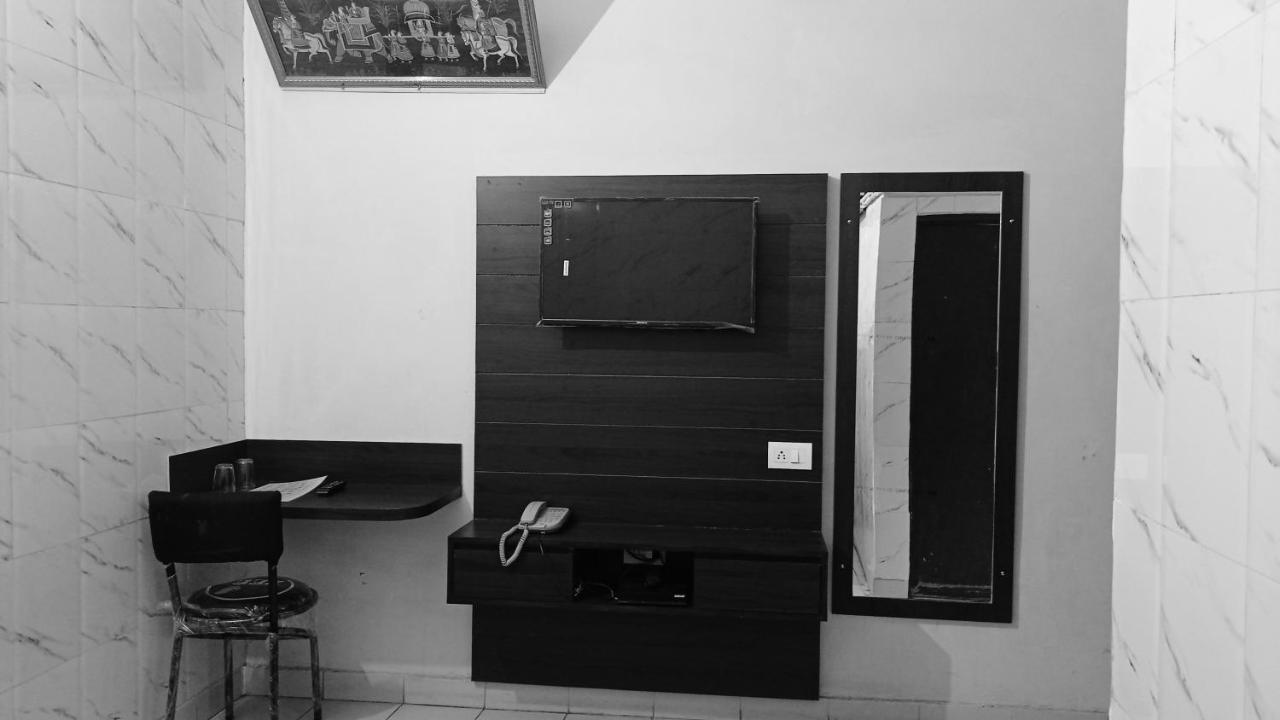 Hotel Om Palace - Couple Friendly & Local Id Accepted Jaipur Bagian luar foto